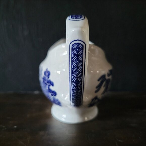 Churchill Blue Willow Pattern Gravy Boat, Blue and White Chinoiserie Sauce Boat - Picture 2 of 10